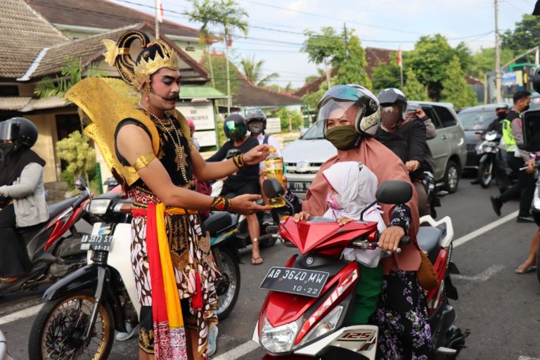 Polisi Bagi Minyak Goreng Operasi Progo 2022