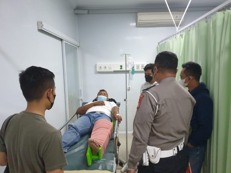 Nanda Amirul Mukminin (23) warga Padukuhan Seneng, Kalurahan Siraman, Kapanewon Wonosari. Dia luka patah tulang usai mengalami laka lantas tunggal di ruas jalan umum KH Agus Salim No. 10 Kalurahan Kepek