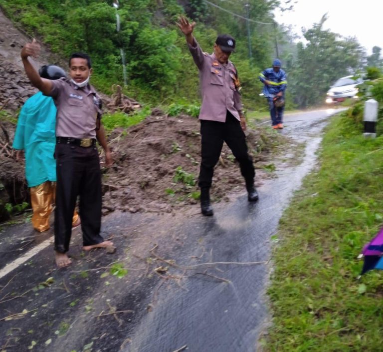 Hujan Deras Sebabkan Tanah Longsor Di Gedangsari
