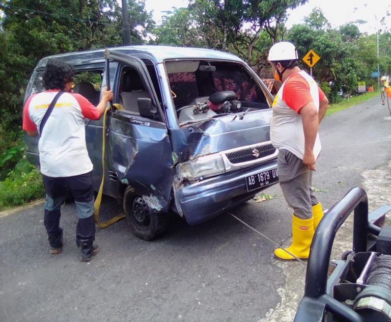 Suzuki Carry Masuk Jurang Di Gedangsari