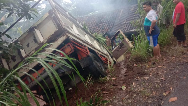 Truck Masuk Jurang Di Paliyan