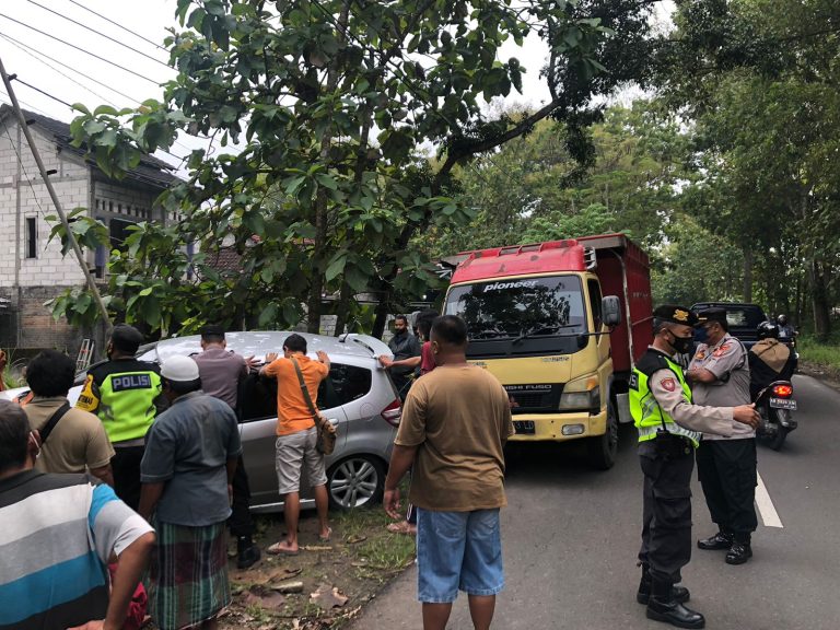 Honda Jazz Ringsek Usai Terperosok Di Paliyan