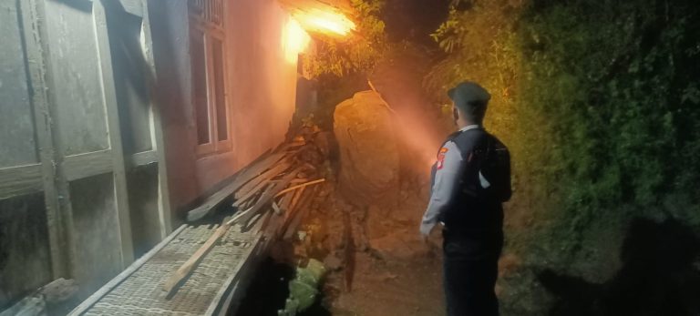 Mbah Sumar Alami Kerugian Jutaan Rupiah Rumahnya Tertimpa Longsor