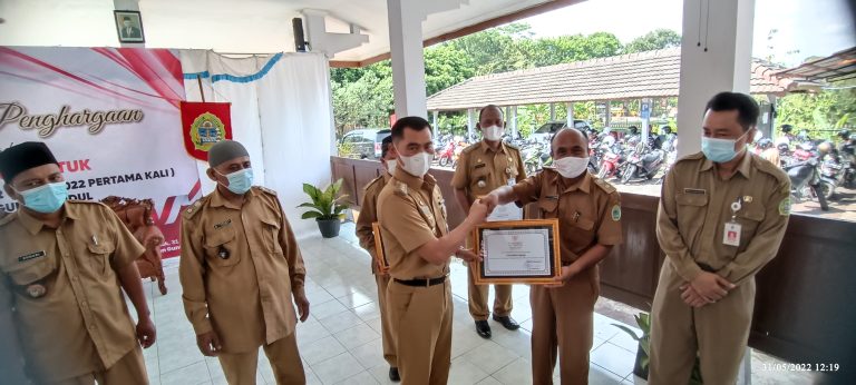 Bupati Saat Memberikan Penghargaan