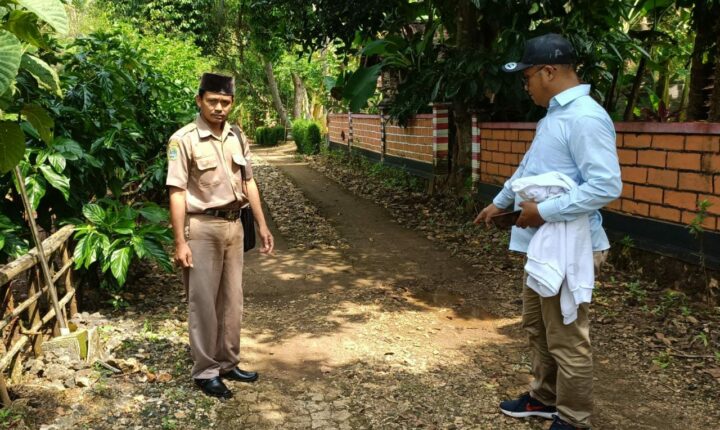 Dukuh Putat (Slamet) Dan Staff Anggota DPRD Bambang S