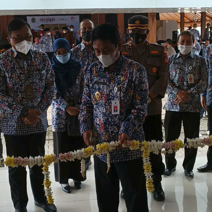 Wakil Bupati Gunungkidul Heri Susanto Memotong Pita