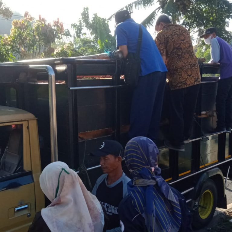 Petugas Keswan Melakukan Pengecekan
