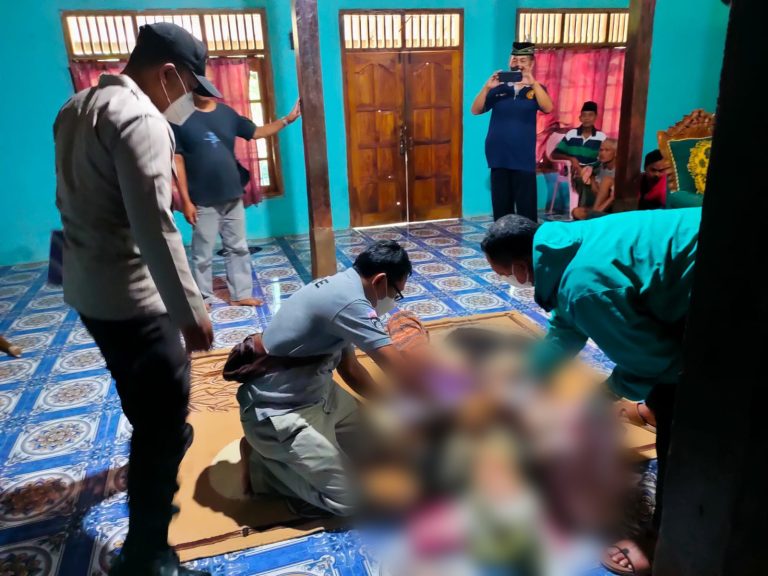 Polisi Melakukan Evakuasi