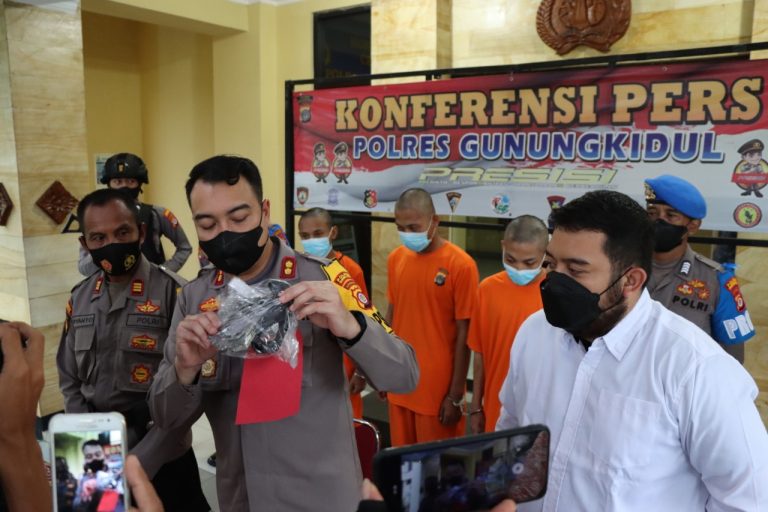 Kapolres Memperlihatkan Barang Bukti