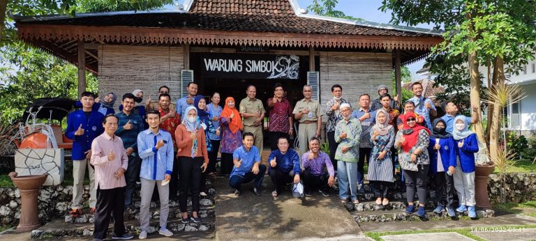 Pelatian BUMDes Oleh Tim PLS UNY Di Warung Simbok