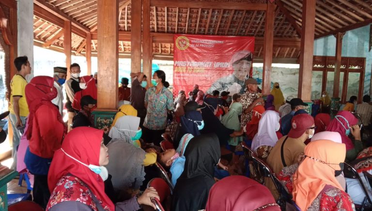 Warga Gedangsari Mengikuti Vaksinasi