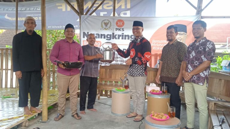 Anggota DPR RI Sukamta Memberikan Bantuan