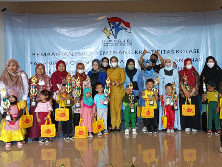 Pembagian Piala Kreatifitas Kolase