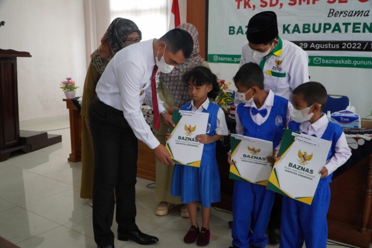 Bupati Gunungkidul Memberikan Santunan Baznas Simbolis