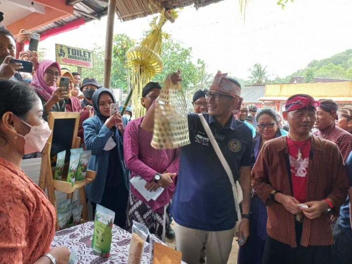 Sandiaga Uno Saat Berkunjung Ke Dewi Kampus