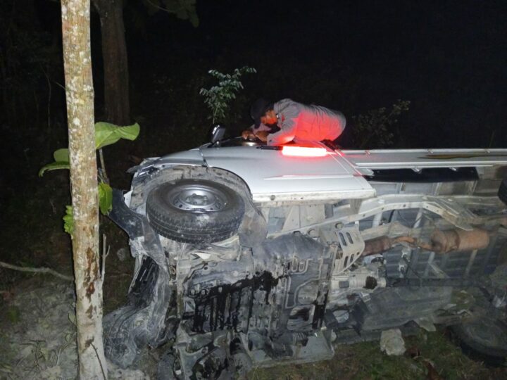 Mobil Grand Max Terperosok