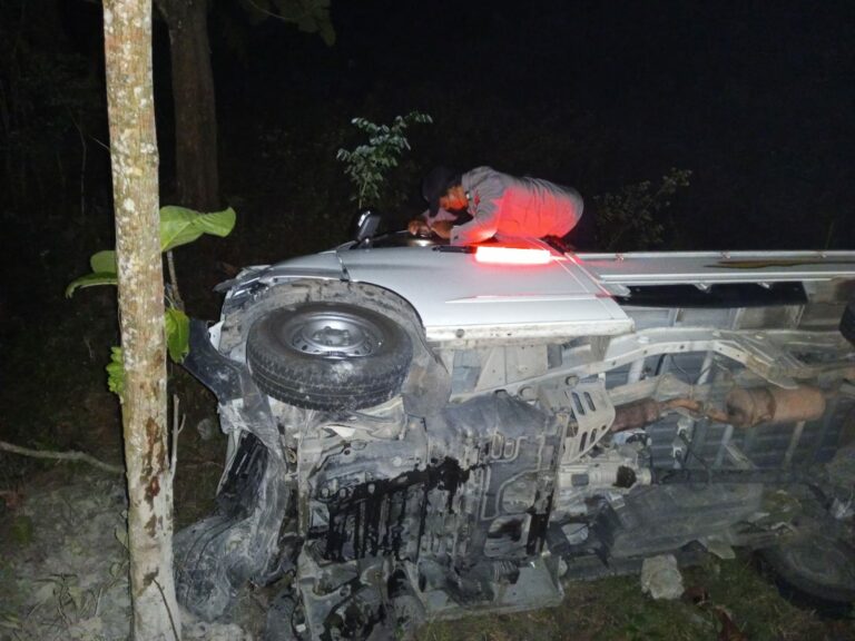Mobil Grand Max Terperosok