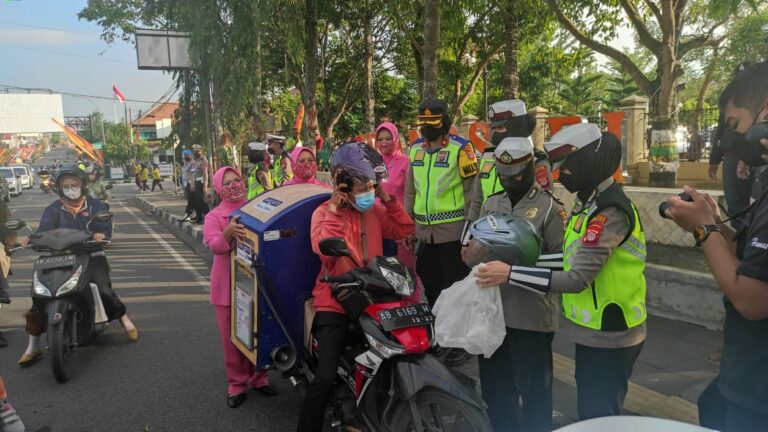 Sejumlah Polwan Melakukan Baksos