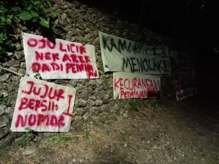 Spanduk Menuntut Transparansi