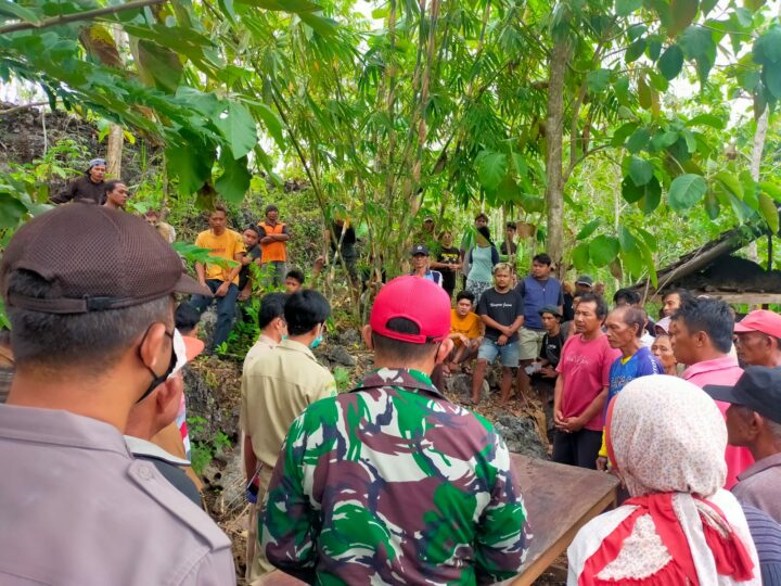 Warga Dan Aparat Mendatangi Lokasi Gantung Diri