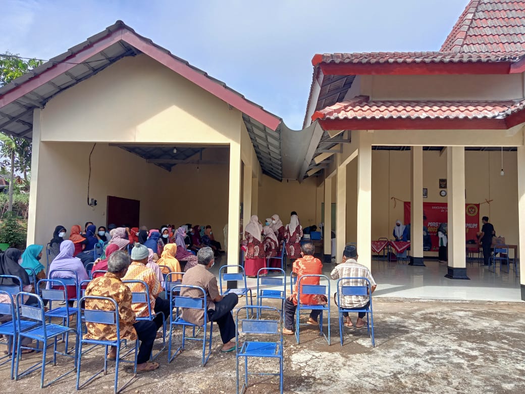 Warga Melaksanakan Vaksinasi Di Tanjungsari