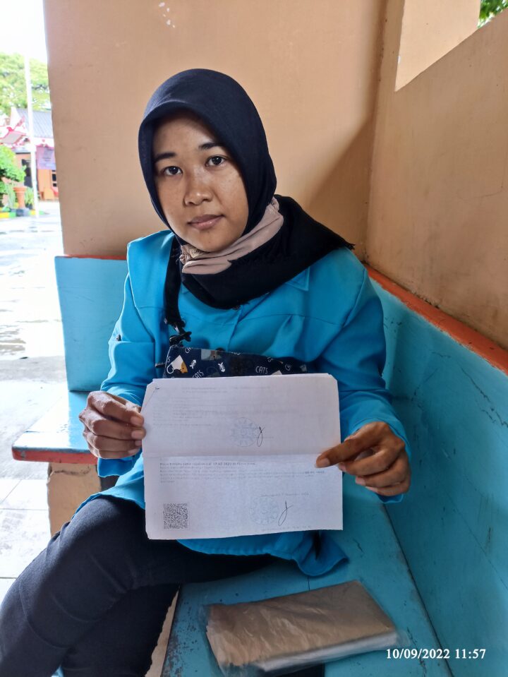 Istri An (Elia) Menunjukkan Surat Keterangan Dari RS PKU