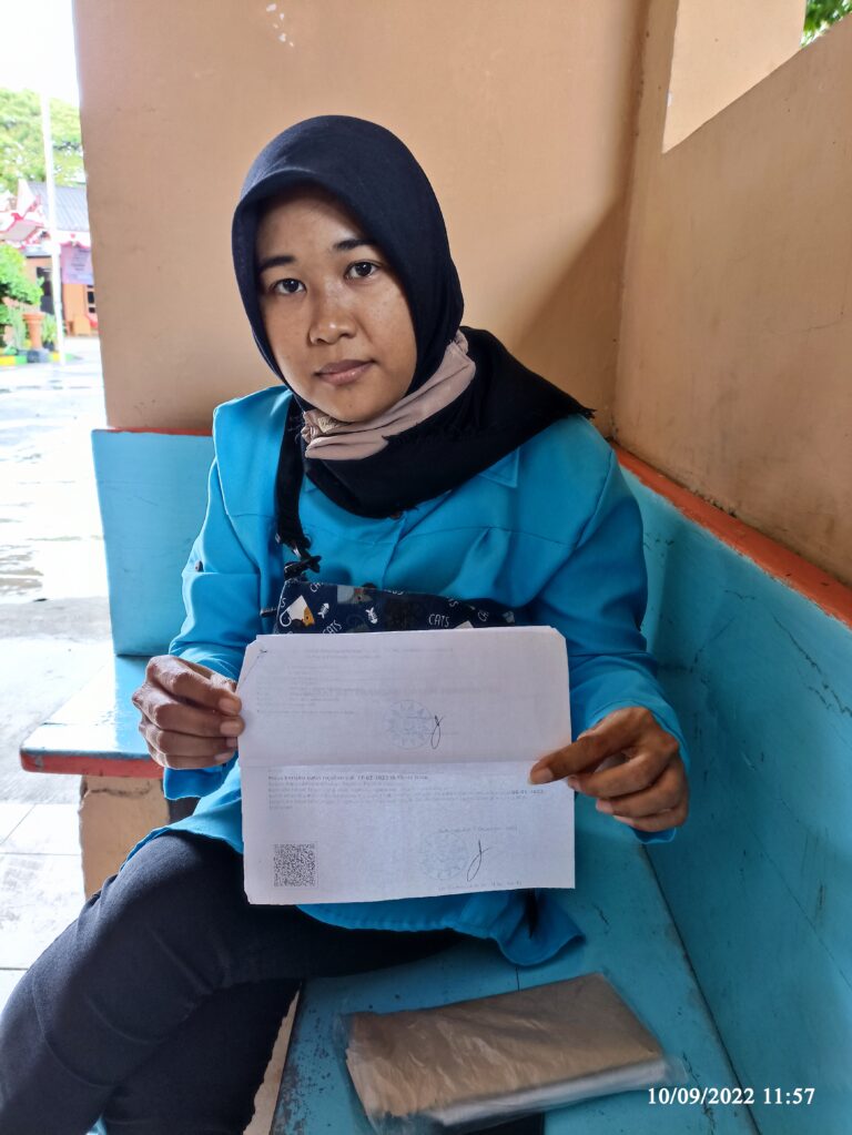 Istri An (Elia) Menunjukkan Surat Keterangan Dari RS PKU