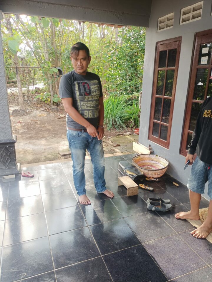 Korban Saat Menunjukkan Lokasi Pencurian