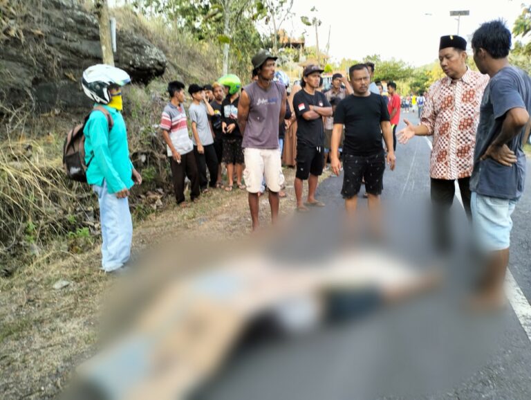 Korban Tergeletak Usai Kecelakaan