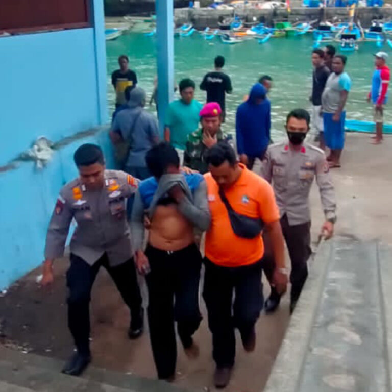 Salah Satu Nelayan Yang Tiba Di Dermbaga