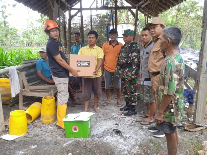 BPBD Memberikan Bantuan Logistik