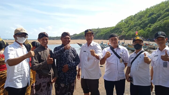 Krisna Berlian (tengah)