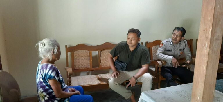 Polisi Saat Mendatangi Rumah Korban