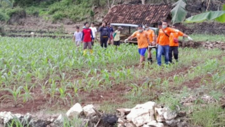Korban Saat Dievakuasi Oleh Petugas