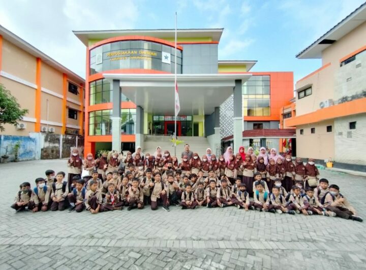 Para Siswa Di Depan Gedung Perpustakaan