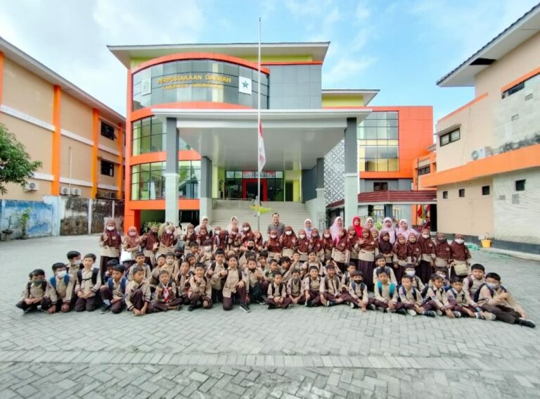Para Siswa Di Depan Gedung Perpustakaan