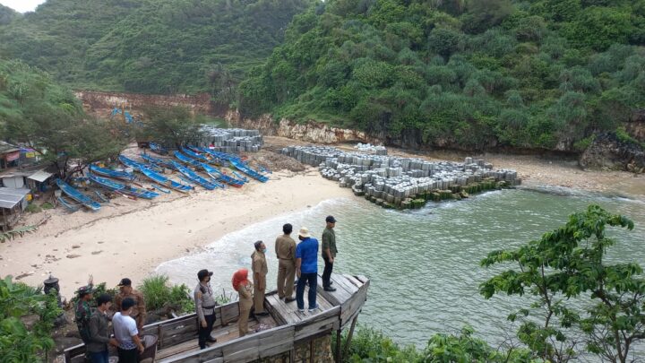 Bupati Meninjau Pembangunan Pelabuhan Pantai Gesing