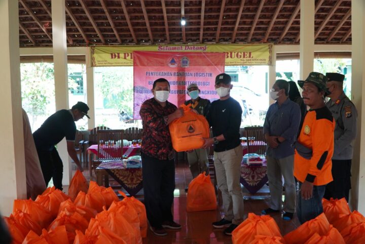 Bupati Memberikan Bantuan Logistik