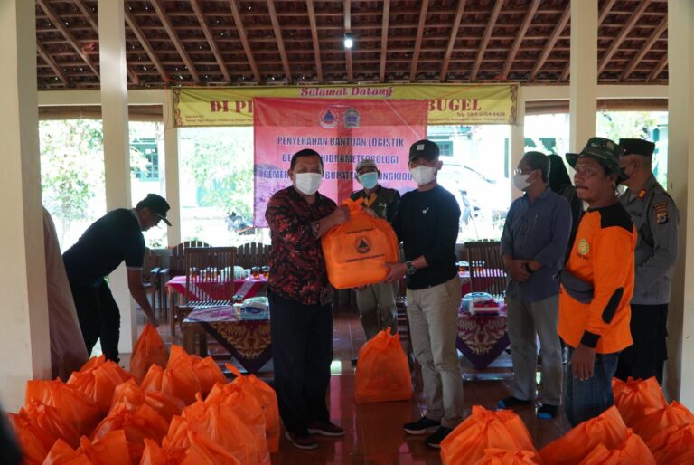 Bupati Memberikan Bantuan Logistik