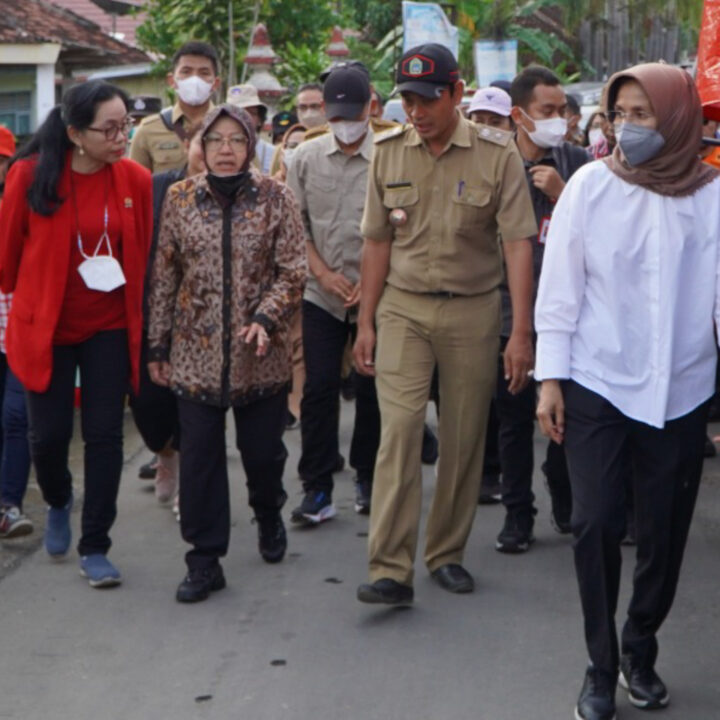 Mensos Saat Mengunjungi Korban Longsor