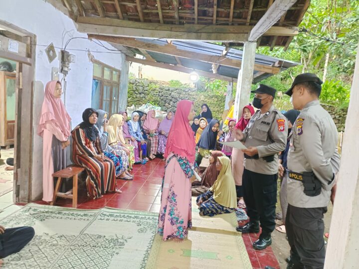 Polisi Saat Mendatangi Rumah Korban