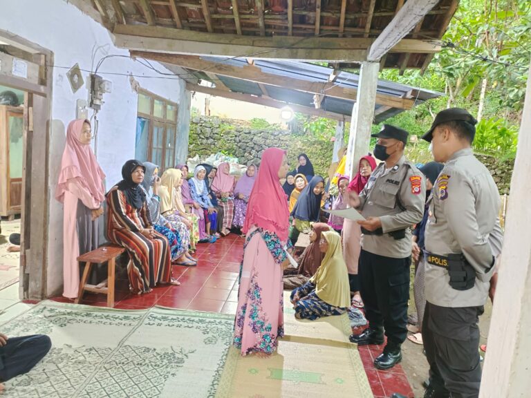 Polisi Saat Mendatangi Rumah Korban