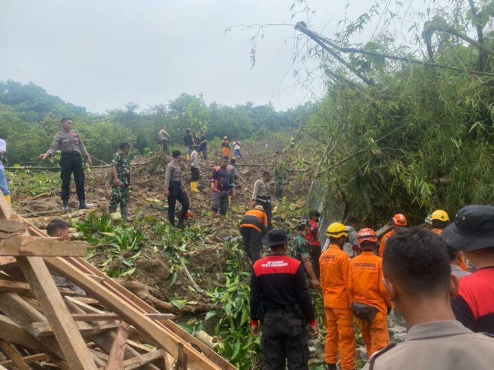 Longsor Menimpa Rumah Warga