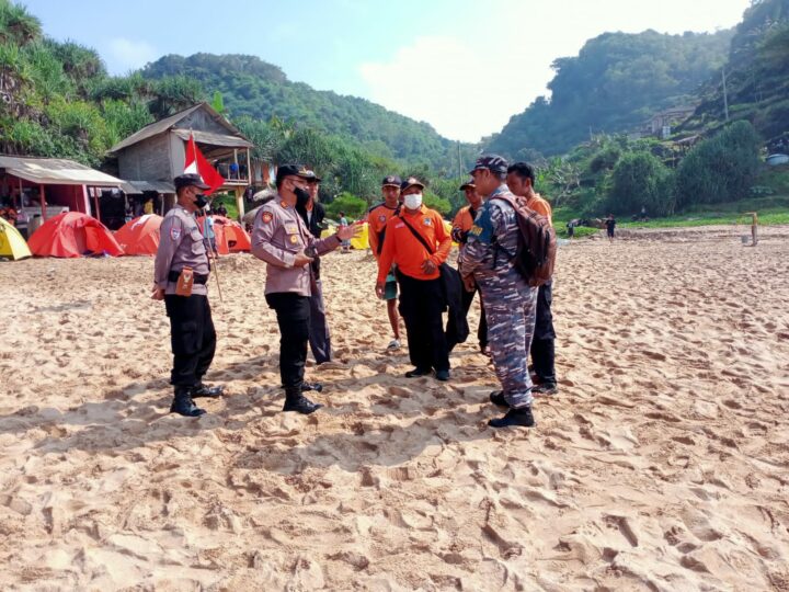 Petugas Saat Di Lokasi Kejadian