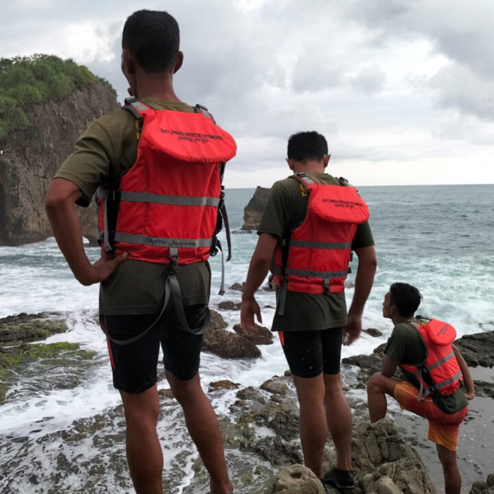 Petugas Tim SAR Saat Melakukan Pencarian