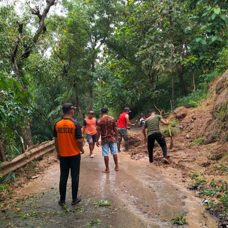 Akses Jalan Wisata Tertutup Longsoran
