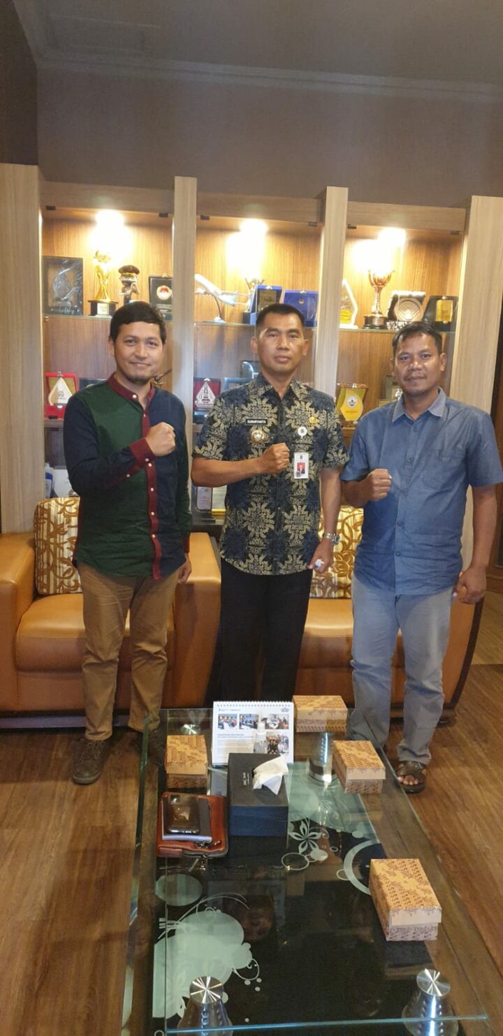 Bupati (tengah) & Pengusaha Pertashop