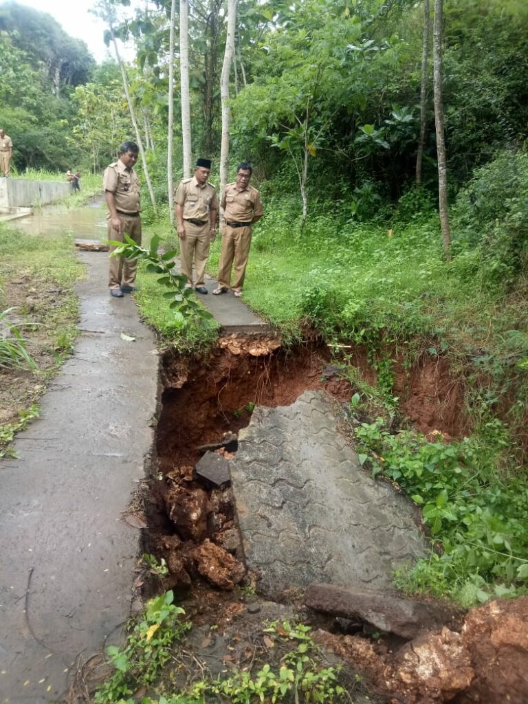 Jalan Longsor Di Wilayah Kalurahan Melikan