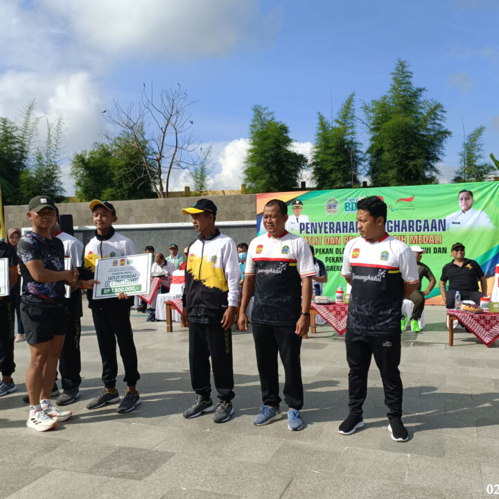 Secara Simbolis Bupati Memberikan Tali Asih