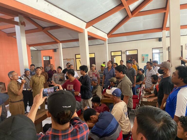 Demo Warta Gedung Menuntut Dukuh Mundur